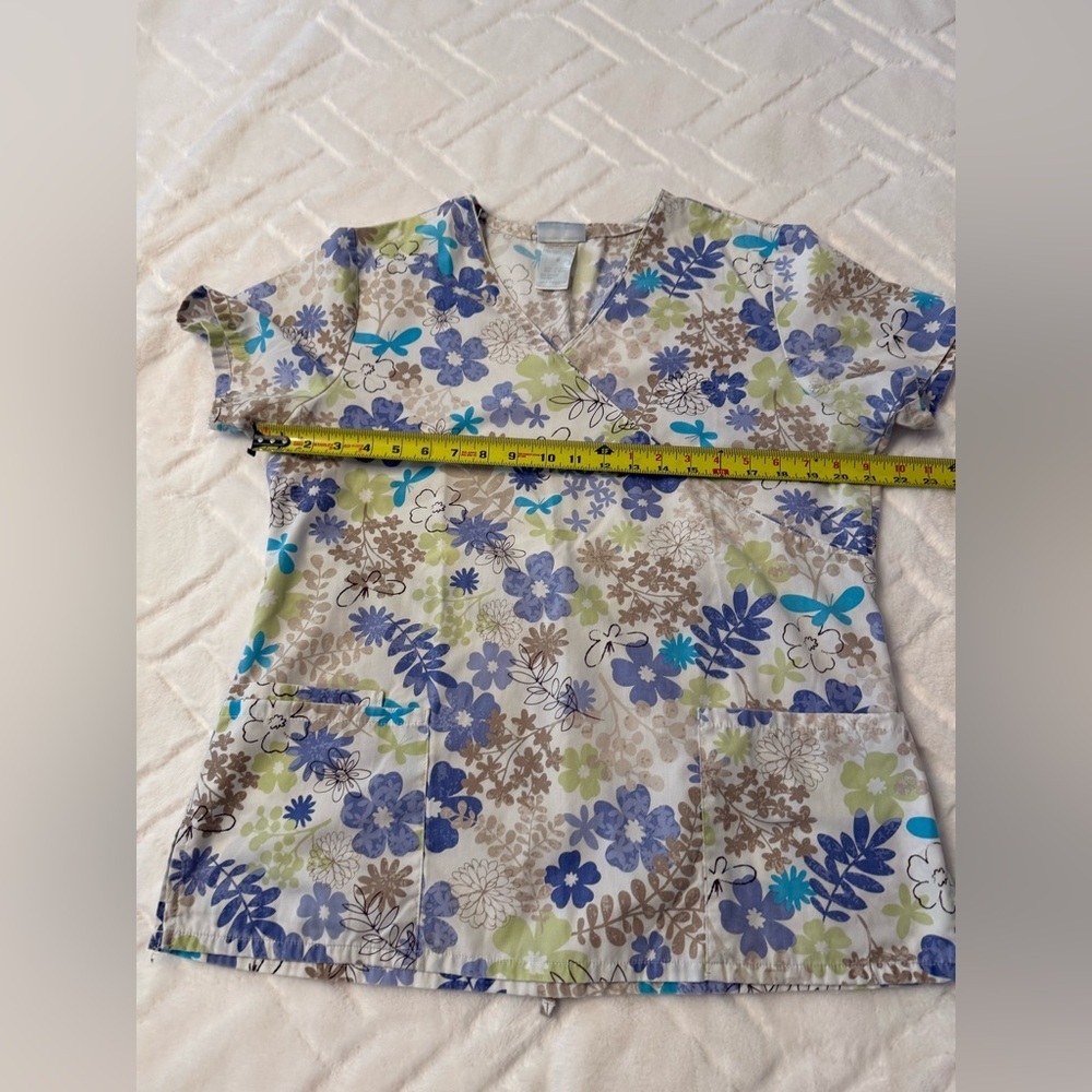 SB Scrubs Floral Print Top with Blue and Cream Size M - Picture 5 of 7